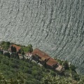 Blick vom Felsen auf eine Ortschaft am Gardasee